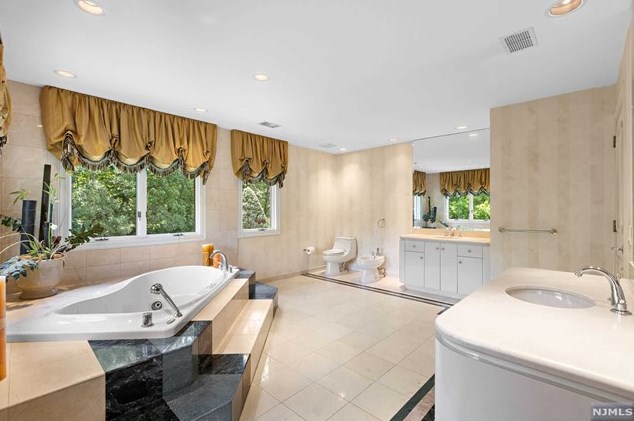 168 Vaccaro Dr, Cresskill NJ 07626-1761 exterior