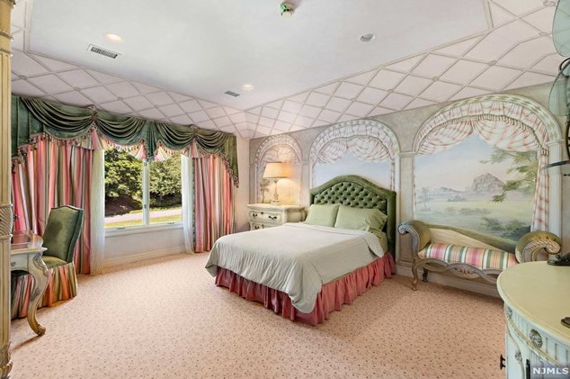 168 Vaccaro Dr, Cresskill NJ 07626-1761 exterior