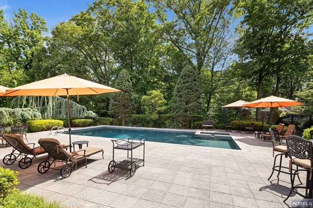 168 Vaccaro Dr, Cresskill NJ 07626-1761 exterior