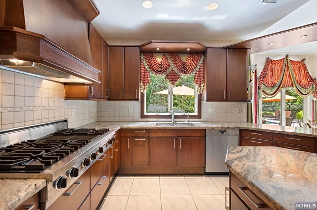 168 Vaccaro Dr, Cresskill NJ 07626-1761 exterior