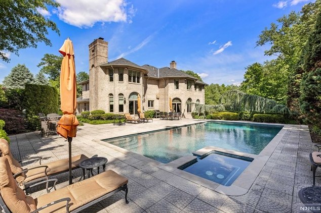 168 Vaccaro Dr, Cresskill NJ 07626-1761 exterior