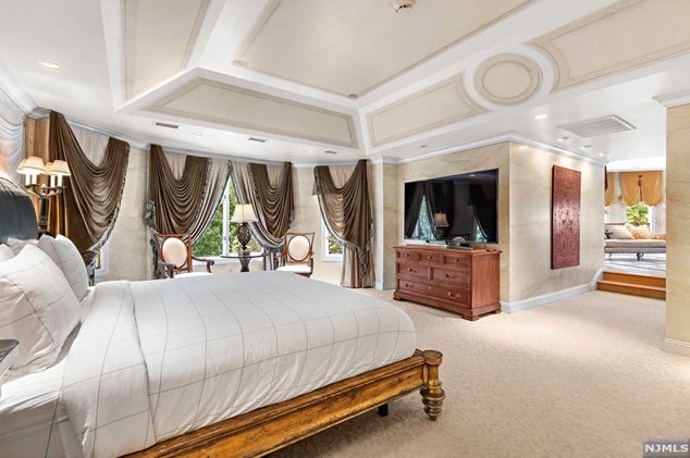 168 Vaccaro Dr, Cresskill NJ 07626-1761 exterior