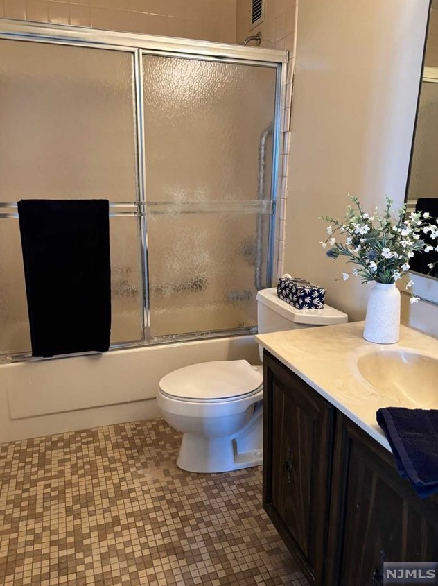 626 Harmon Cove Tower, Secaucus NJ 07094-1733 exterior