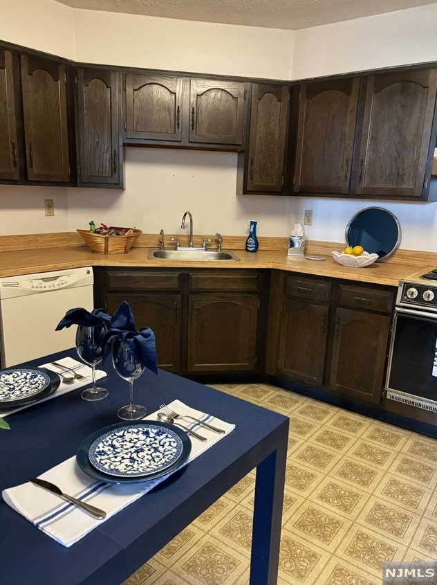 626 Harmon Cove Tower, Secaucus NJ 07094-1733 exterior