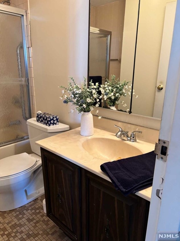 626 Harmon Cove Tower, Secaucus NJ 07094-1733 exterior