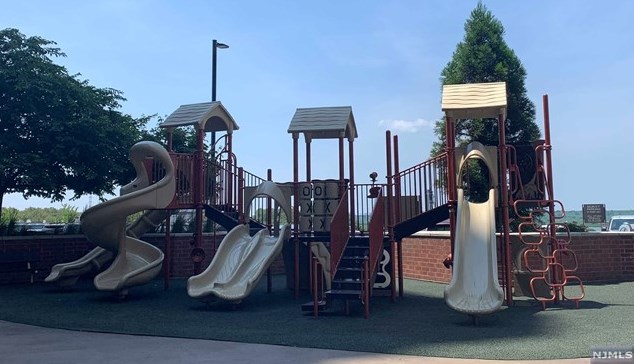 626 Harmon Cove Tower, Secaucus NJ 07094-1733 exterior