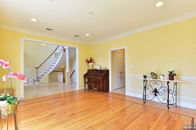 1077 Briar Way, West Fort Lee NJ 07024-6445 exterior