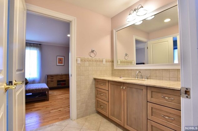 1077 Briar Way, West Fort Lee NJ 07024-6445 exterior