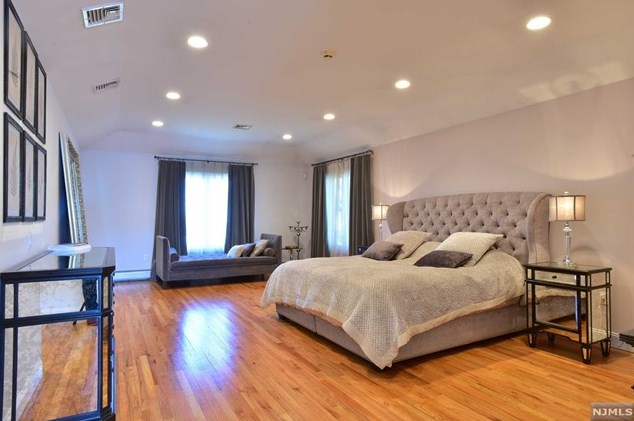 1077 Briar Way, West Fort Lee NJ 07024-6445 exterior