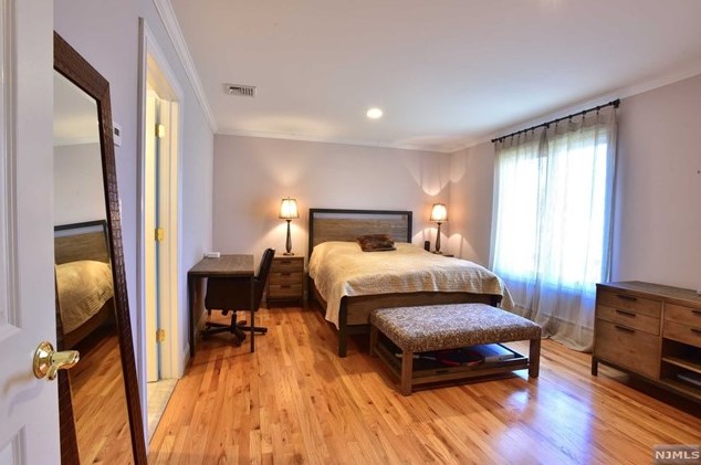 1077 Briar Way, West Fort Lee NJ 07024-6445 exterior