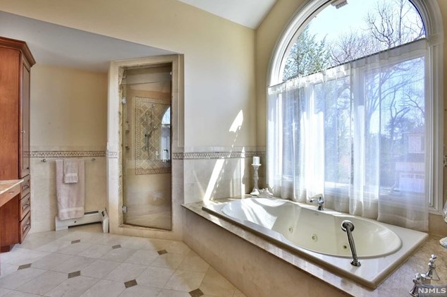 1077 Briar Way, West Fort Lee NJ 07024-6445 exterior