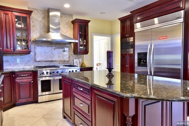 1077 Briar Way, West Fort Lee NJ 07024-6445 exterior