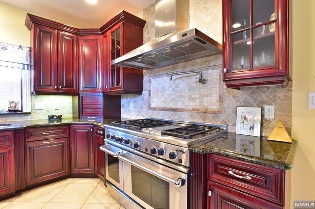 1077 Briar Way, West Fort Lee NJ 07024-6445 exterior