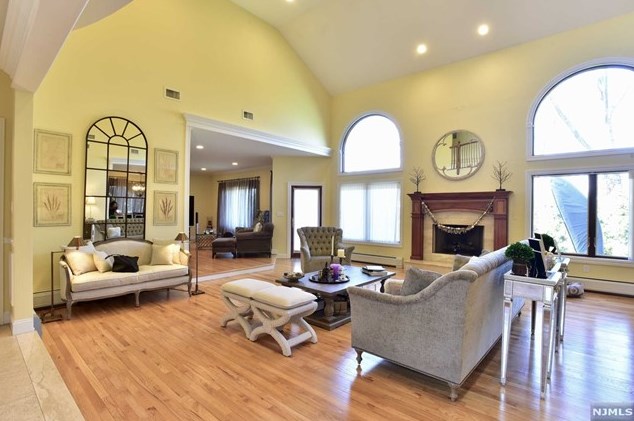 1077 Briar Way, West Fort Lee NJ 07024-6445 exterior