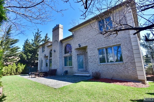 1077 Briar Way, West Fort Lee NJ 07024-6445 exterior