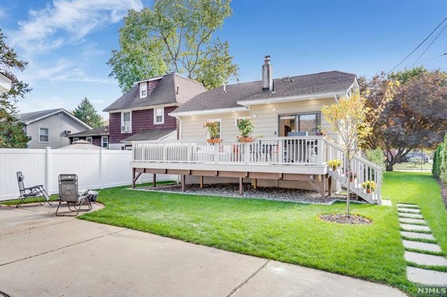 117 Lk St, Bergenfield NJ 07621-2817 exterior