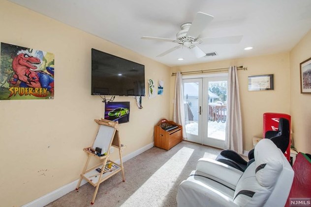 15 John St, West Milford Lakes NJ  07480-2138 exterior