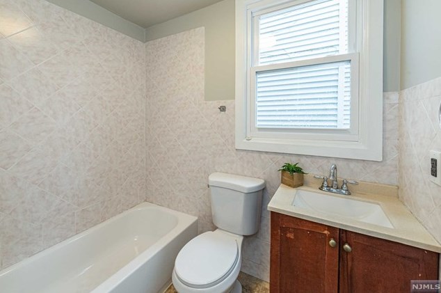 125 Kearney Ave, Jersey City NJ 07305-1632 exterior