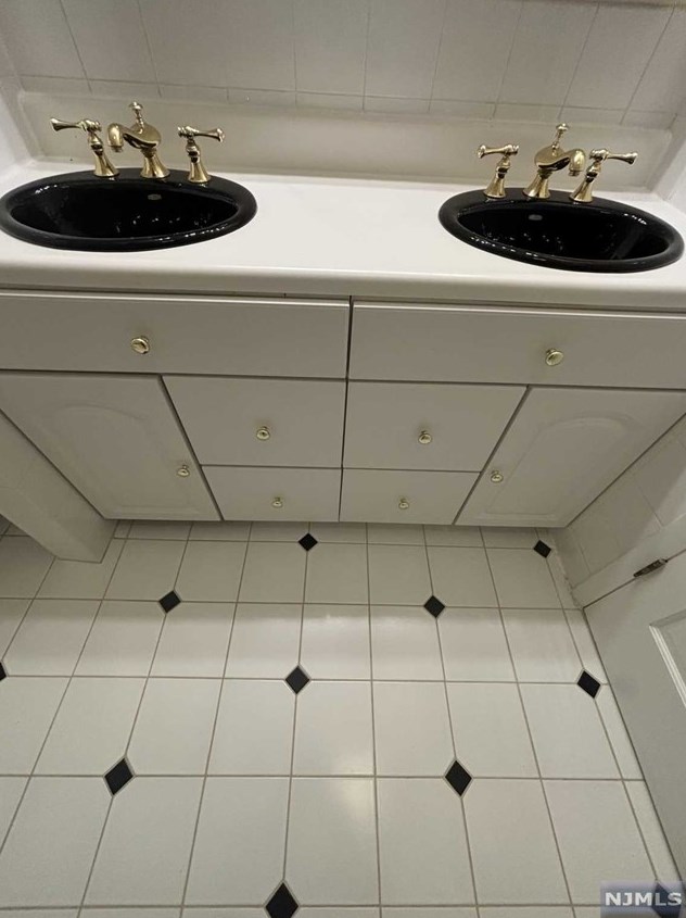 131 Prospect Ter, Teaneck NJ 07666-5823 exterior