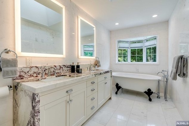 157 Lawrence Dr, Paramus NJ 07652-4422 exterior