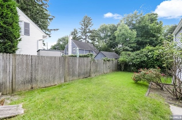 614 Maple Ave, Teaneck NJ 07666-1833 exterior