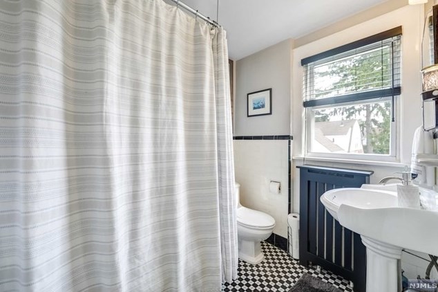 614 Maple Ave, Teaneck NJ 07666-1833 exterior