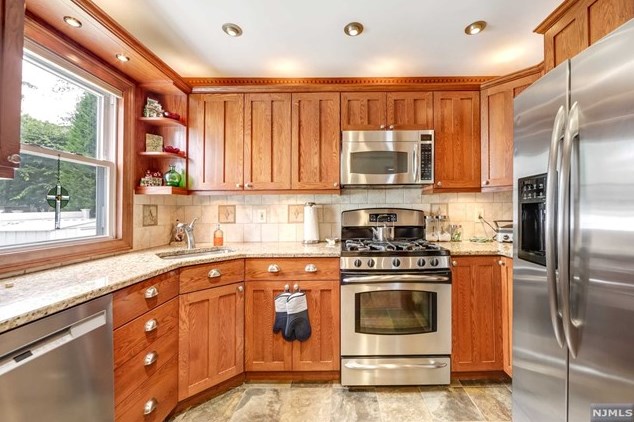 614 Maple Ave, Teaneck NJ 07666-1833 exterior