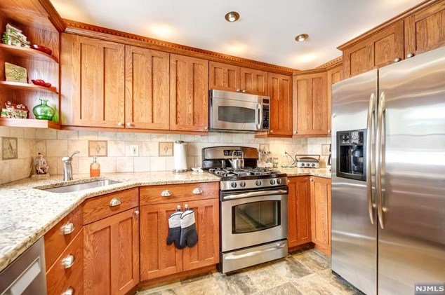 614 Maple Ave, Teaneck NJ 07666-1833 exterior