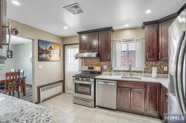 1002 Gln Rd, West Fort Lee NJ 07024-1634 exterior