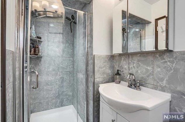 1002 Gln Rd, West Fort Lee NJ 07024-1634 exterior