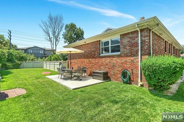 1002 Gln Rd, West Fort Lee NJ 07024-1634 exterior