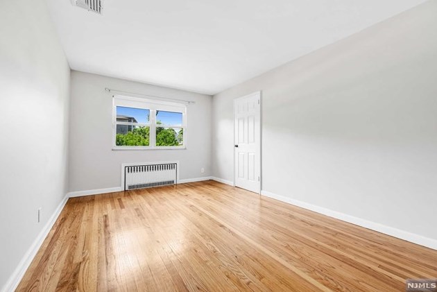 1002 Gln Rd, West Fort Lee NJ 07024-1634 exterior