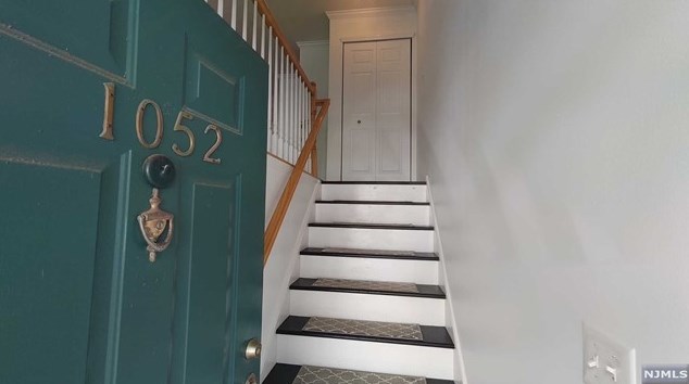 1052 Chedworth Cir, Mahwah NJ  07430-1370 exterior