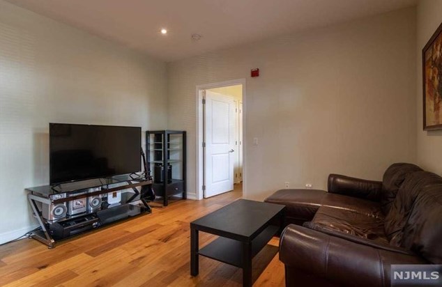 276 Chestnut St, Nutley NJ 07110-2432 exterior