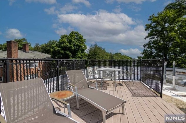 276 Chestnut St, Nutley NJ 07110-2432 exterior