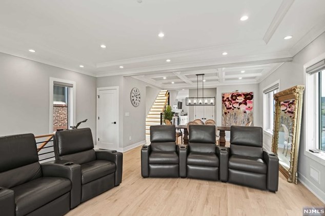 446 Greenmount Ave, Cliffside Park NJ 07010-1633 exterior