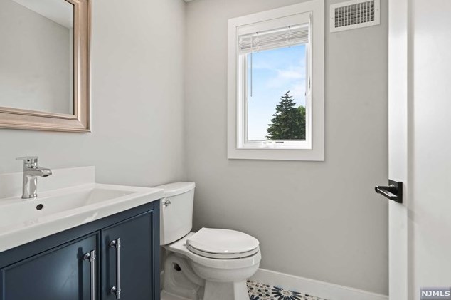 446 Greenmount Ave, Cliffside Park NJ 07010-1633 exterior