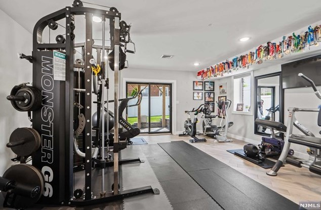 446 Greenmount Ave, Cliffside Park NJ 07010-1633 exterior