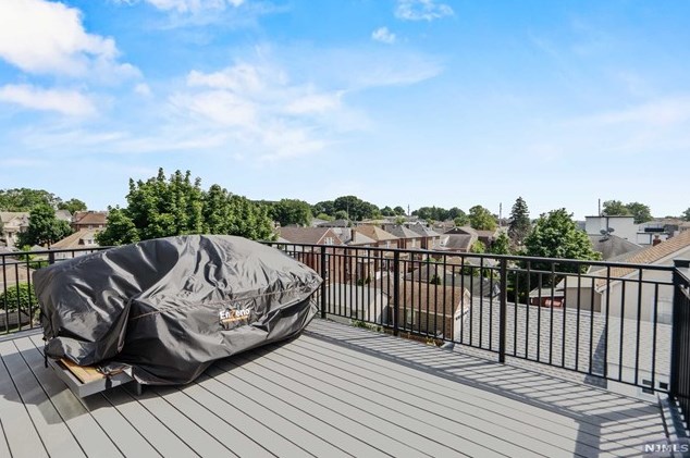 446 Greenmount Ave, Cliffside Park NJ 07010-1633 exterior