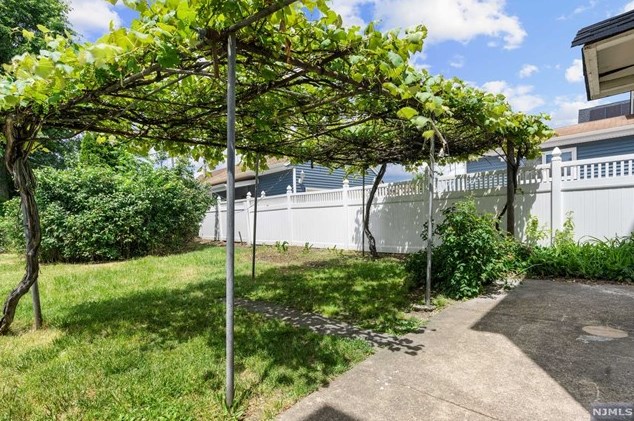 91 Willard St, Outwater NJ 07026-2916 exterior