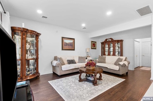 270 Baldwin Ave, Hasbrouck Heights NJ 07604-2301 exterior