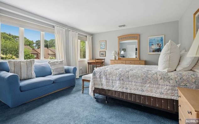 21 Indian Fld Ct, Mahwah NJ 07430-2243 exterior