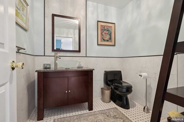 21 Indian Fld Ct, Mahwah NJ 07430-2243 exterior