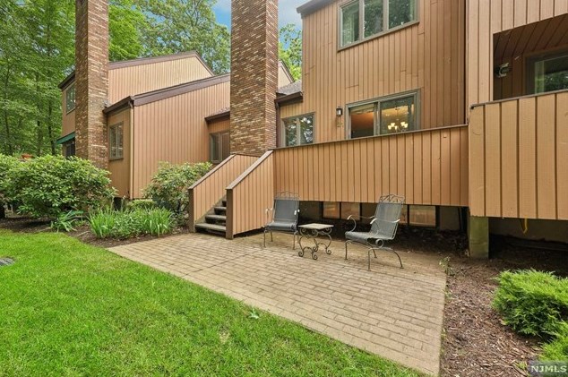 21 Indian Fld Ct, Mahwah NJ 07430-2243 exterior