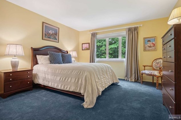 21 Indian Fld Ct, Mahwah NJ 07430-2243 exterior