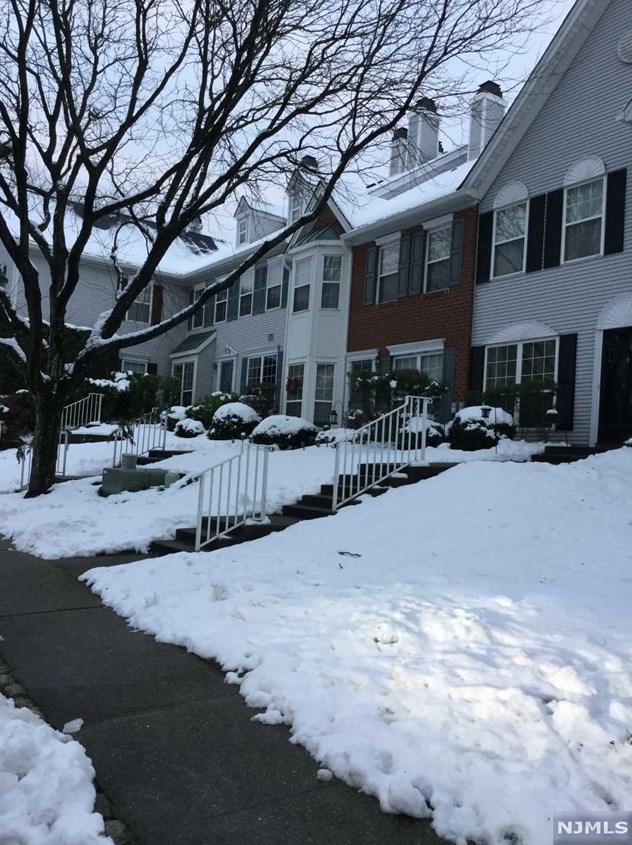 1058 Chedworth Cir, Mahwah NJ  07430-1381 exterior