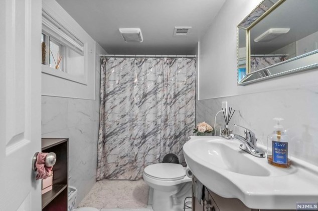 404 Un Ave, Belleville NJ 07109-1607 exterior