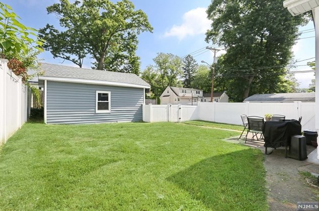 89 Harcourt Ave, Bergenfield NJ  07621-1952 exterior