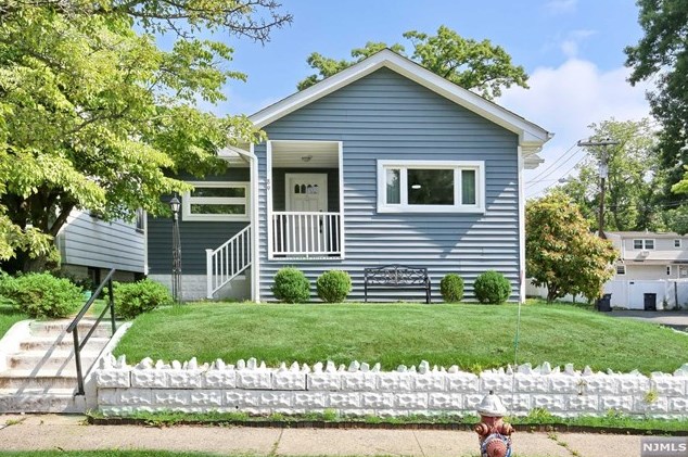 89 Harcourt Ave, Bergenfield NJ  07621-1952 exterior