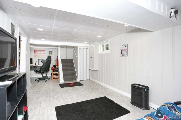 89 Harcourt Ave, Bergenfield NJ  07621-1952 exterior